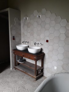 Salle de bains, carrelage, hexagone, rénovation Grans, par Viviane Bedos, Décoratrice UFDI à Rognac (13)